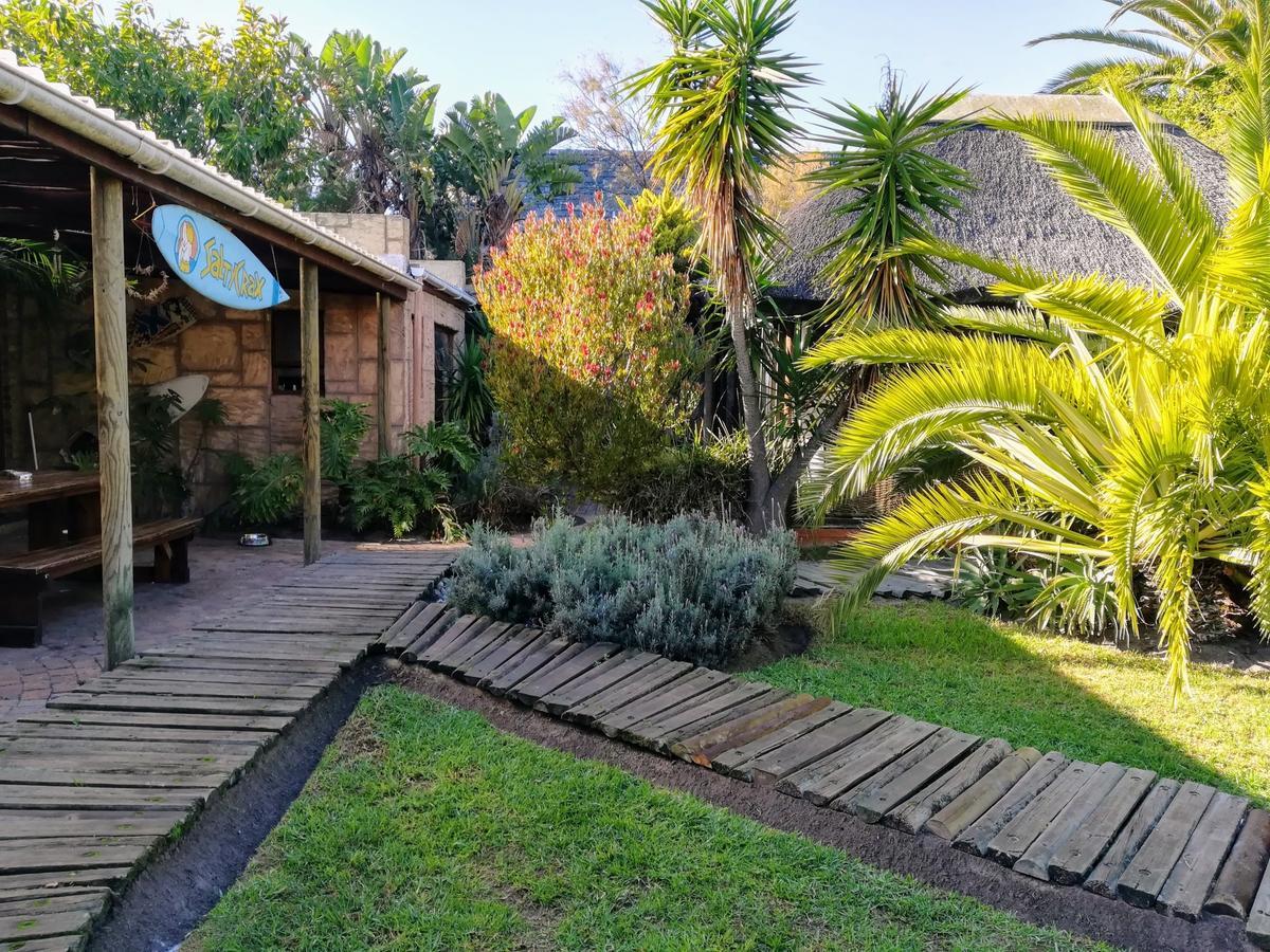 Saltycrax Backpackers And Surf Hostel Bloubergstrand Exterior photo