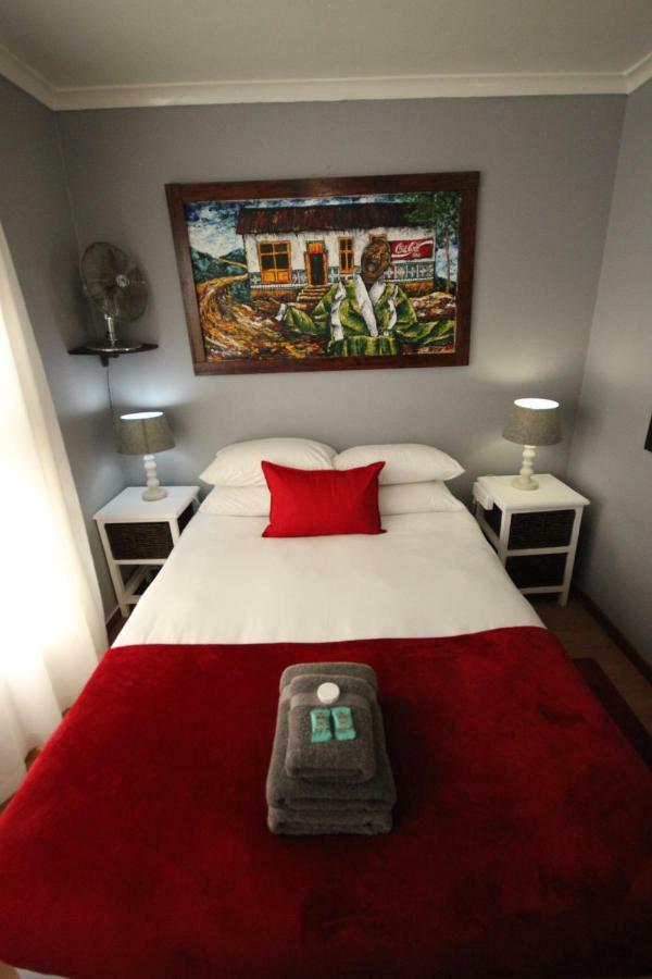 Saltycrax Backpackers And Surf Hostel Bloubergstrand Exterior photo