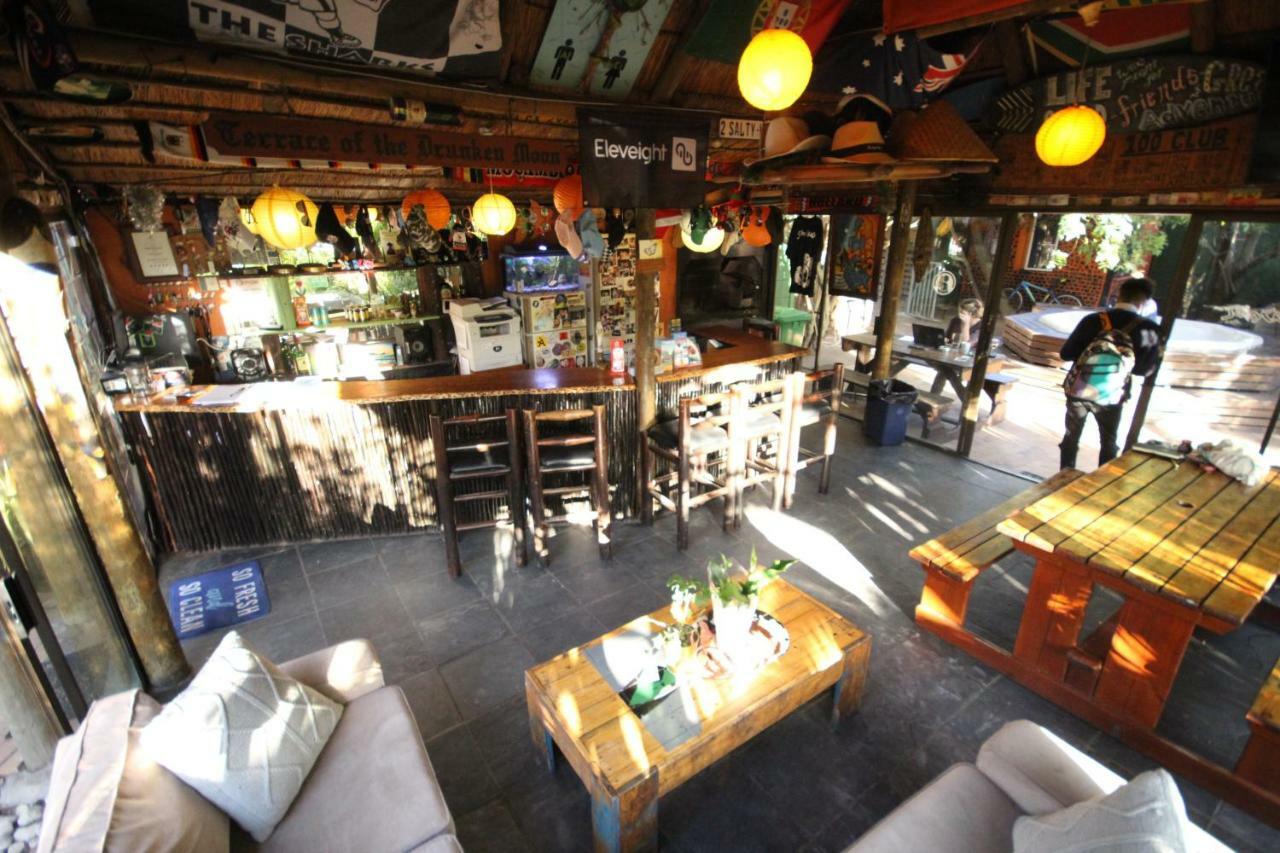 Saltycrax Backpackers And Surf Hostel Bloubergstrand Exterior photo