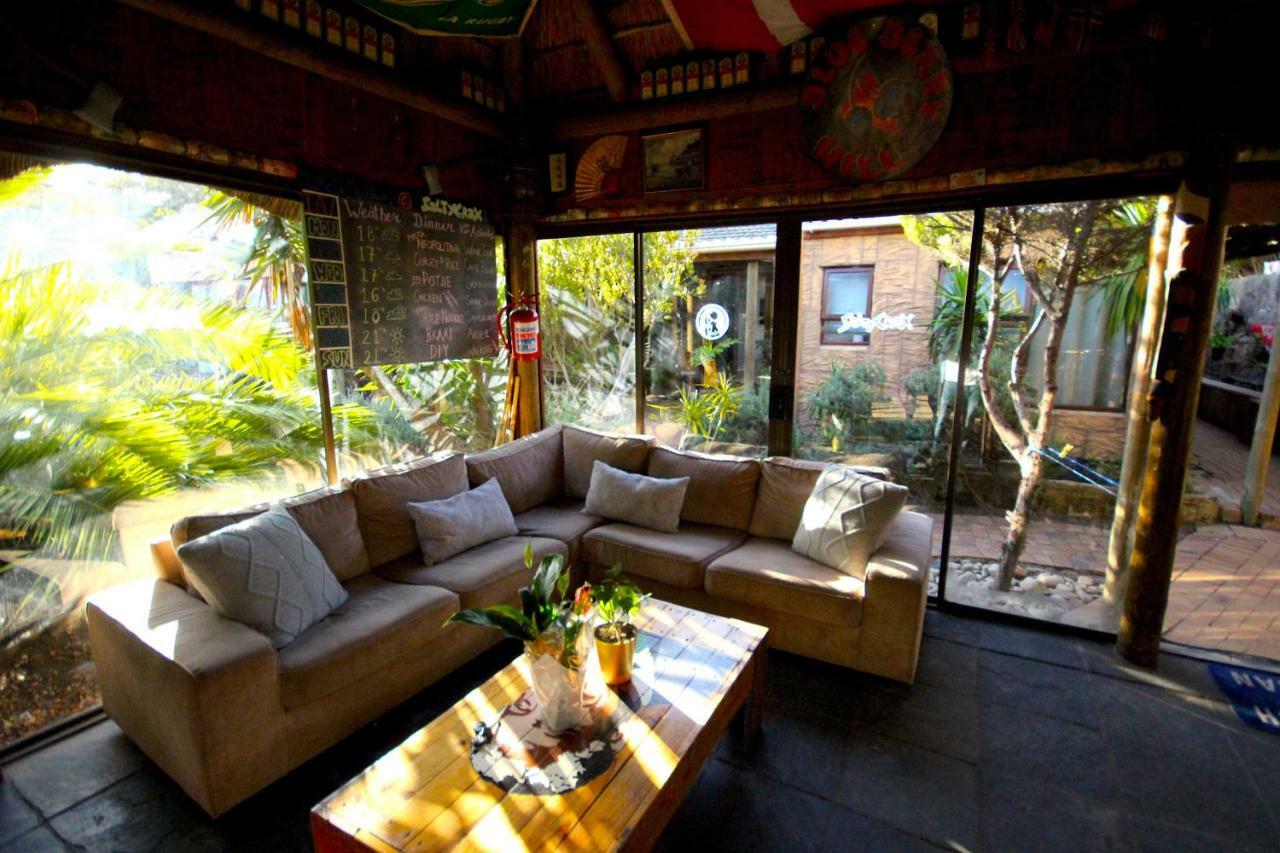 Saltycrax Backpackers And Surf Hostel Bloubergstrand Exterior photo