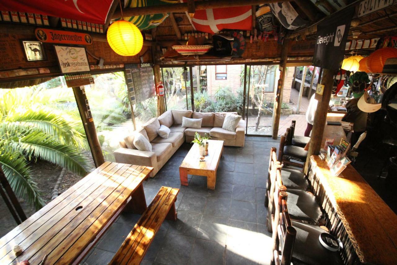 Saltycrax Backpackers And Surf Hostel Bloubergstrand Exterior photo