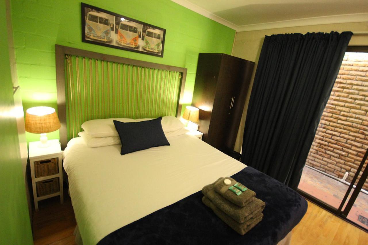 Saltycrax Backpackers And Surf Hostel Bloubergstrand Exterior photo
