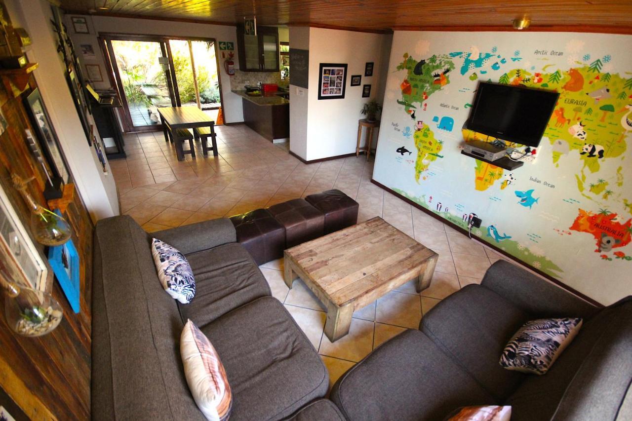 Saltycrax Backpackers And Surf Hostel Bloubergstrand Exterior photo