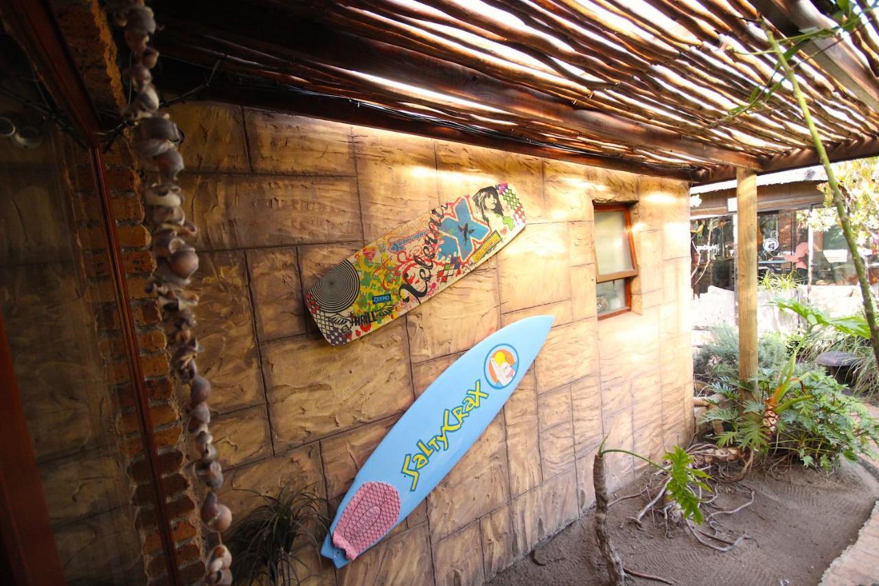 Saltycrax Backpackers And Surf Hostel Bloubergstrand Exterior photo
