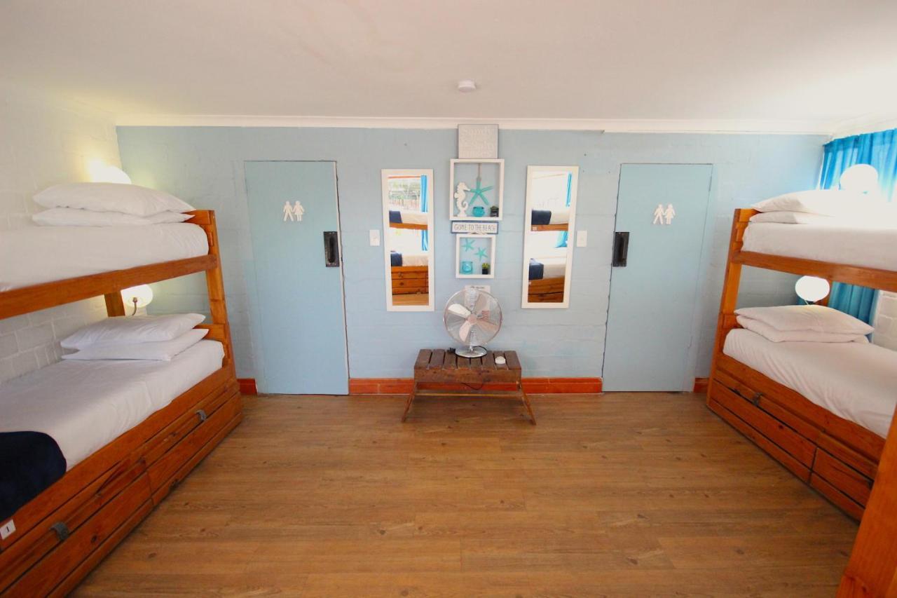 Saltycrax Backpackers And Surf Hostel Bloubergstrand Exterior photo
