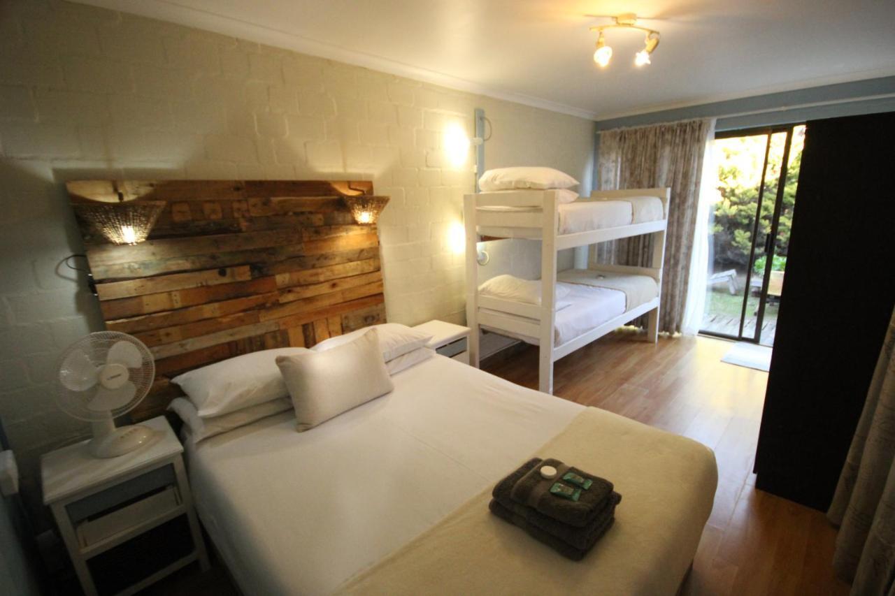 Saltycrax Backpackers And Surf Hostel Bloubergstrand Exterior photo