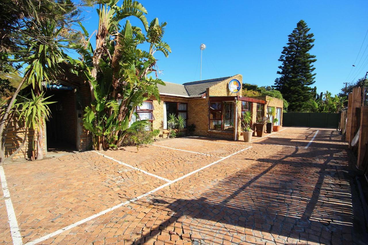 Saltycrax Backpackers And Surf Hostel Bloubergstrand Exterior photo