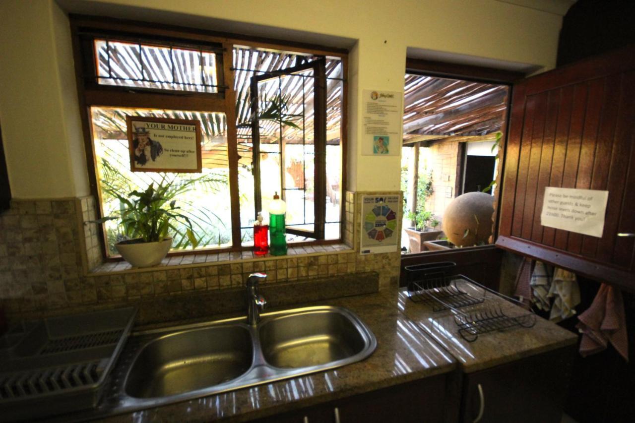 Saltycrax Backpackers And Surf Hostel Bloubergstrand Exterior photo