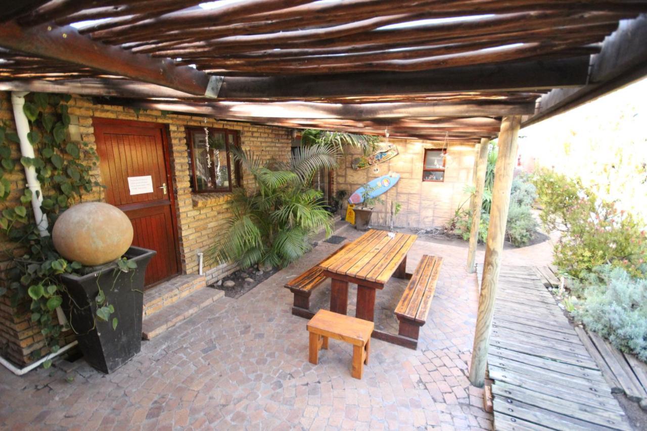 Saltycrax Backpackers And Surf Hostel Bloubergstrand Exterior photo