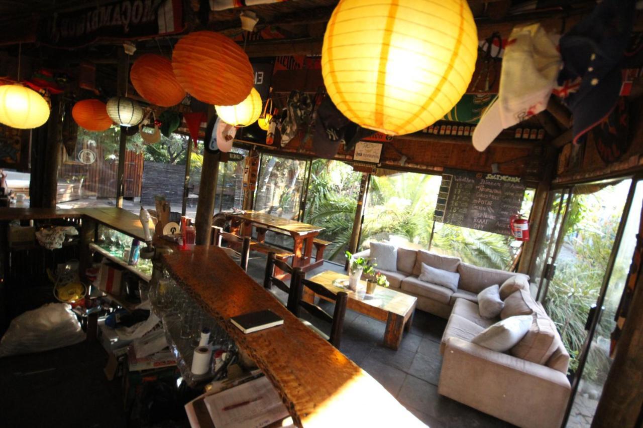 Saltycrax Backpackers And Surf Hostel Bloubergstrand Exterior photo
